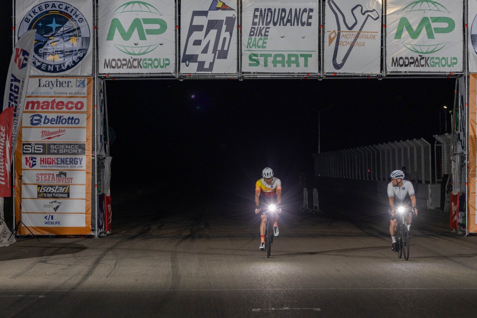 Ciclisti pe circuit in timpul noptii la 24h Endurance Bike Race 2026